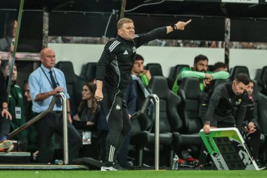 Newcastle United takımının teknik direktörü Eddie Howe, 25 Ağustos 2025 'te İngiltere, Newcastle' daki St.James 's Park' ta oynanan Premier League maçı sırasında takım talimatlarını verir.