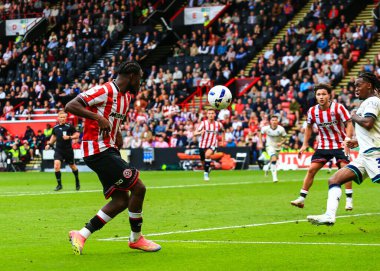 Sheffield United takımından Femi Seriki, 23 Ağustos 2025 'te Bramall Lane, Sheffield, Birleşik Krallık' ta Sheffield United 'a karşı oynadığı Gökyüzü İddia Şampiyonası maçında topu geçiyor.