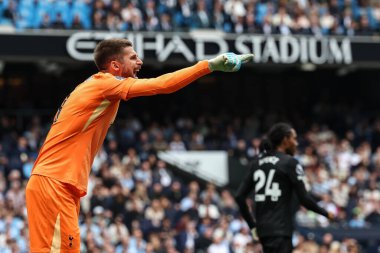 Tottenham Hotspur takımının oyuncusu Guglielmo Vicario, Premier League maçında takımına talimatlar veriyor. Manchester City ile Tottenham Hotspur maçı, Etihad Stadyumu, Manchester, İngiltere, 23 Ağustos 2025