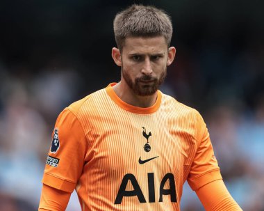Tottenham Hotspur 'dan Guglielmo Vicario, 23 Ağustos 2025 tarihinde Etihad Stadyumu' nda Manchester City ile Tottenham Hotspur arasında oynanan Premier League maçında görülüyor.