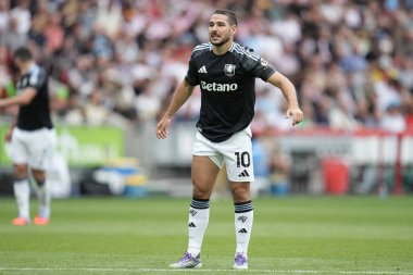 Aston Villa takımından Emiliano Buendia Premier League maçında Brentford, Aston Villa 'ya karşı Gtech Community Stadyumu, Londra, 23 Ağustos 2025