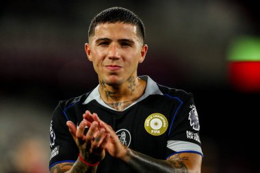 Chelsea 'den Enzo Fernandez, 22 Ağustos 2025' te Londra 'daki Londra Stadyumu' nda oynanan Premier League maçında West Ham United 'ın Chelsea' ye karşı kazandığı galibiyet sonrasında taraftarlarını kabul ediyor.