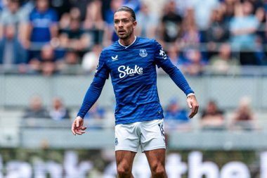 Everton 'dan Jack Grealish, İngiltere' nin Liverpool şehrindeki Hill Dickinson Stadyumu 'nda oynanan Premier Lig karşılaşmasında Everton ve Hove Albion' u izliyor.