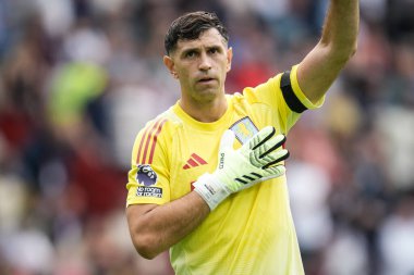 Aston Villa 'dan Emiliano Martnez Premier Lig karşılaşmasında Brentford, Aston Villa' ya karşı Gtech Community Stadyumu, Londra, 23 Ağustos 2025