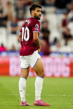 West Ham United takımından Lucas Paqueta 22 Ağustos 2025 'te Londra' daki Londra Stadyumu 'nda oynanan Premier League maçında maçı izliyor.
