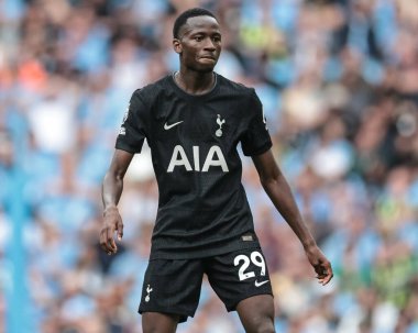 Tottenham Hotspur takımından Pape Matar Sarr Premier League maçında Manchester City ile Tottenham Hotspur maçında Etihad Stadyumu, Manchester 'da karşı karşıya geldi.