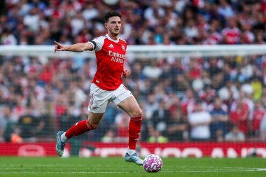 Arsenal 'den Declan Rice, 23 Ağustos 2025' te Birleşik Krallık 'taki Emirates Stadyumu' nda oynanan Premier League maçında topla koşuyor.