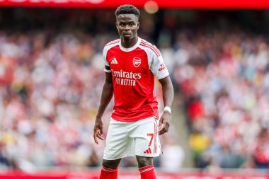 Arsenal 'den Bukayo Saka, 23 Ağustos 2025' te Birleşik Krallık 'taki Emirates Stadyumu' nda oynanan Premier Lig karşılaşmasında Arsenal 'e karşı Leeds United' ı izliyor.