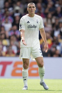 Nottingham Ormanı 'ndan Nikola Milenkovi Premier Lig maçında Kristal Saray, Nottingham Ormanı' na karşı Selhurst Park, Londra, 24 Ağustos 2025