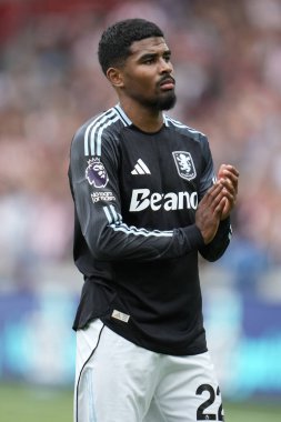 Aston Villa takımından Ian Maatsen, Premier League maçından sonra Brentford, Aston Villa 'ya karşı Gtech Community Stadyumu, Londra, 23 Ağustos 2025
