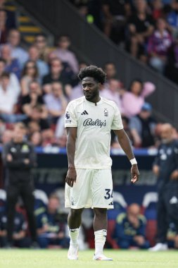 Nottingham Ormanı 'ndan Ola Aina Premier League maçı sırasında Kristal Saray, Nottingham Ormanı' na karşı Selhurst Park, Londra, Birleşik Krallık, 24 Ağustos 2025
