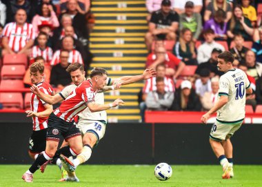 Sheffield United takımından Louie Barry, 23 Ağustos 2025 'te Bramall Lane, Sheffield, İngiltere' de oynanan Sky Bet Şampiyonası karşılaşmasında Millwall 'dan Ryan Leonard' a faul yaptı.