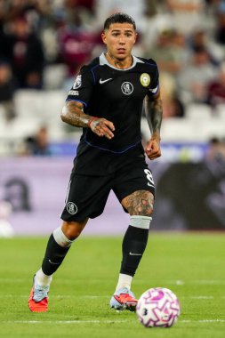 Chelsea 'den Enzo Fernandez Premier Lig maçında topla koşuyor. West Ham United, Chelsea' ye karşı Londra Stadyumu, 22 Ağustos 2025