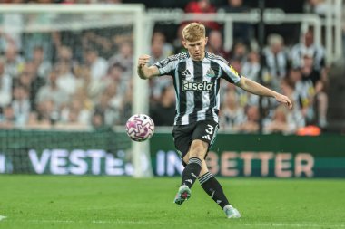 Newcastle United takımının oyuncusu Lewis Hall, Premier League maçı Newcastle United 'ın 25 Ağustos 2025' te St. James 's Park, Newcastle' da Liverpool 'a karşı oynadığı maçta pas attı.