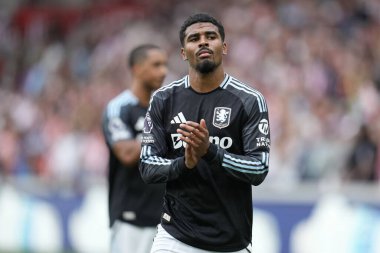 Aston Villa takımından Ian Maatsen Premier League maçında Brentford - Aston Villa maçı sırasında Gtech Community Stadyumu, Londra, 23 Ağustos 2025