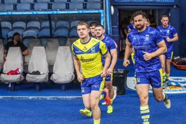 Warrington Wolves 'tan Jake Thewlis ve Warrington Wolves' tan Toby King 24 Ağustos 2025 'te Accu Stadyumu' nda oynanan Betfred Süper Lig 23. raundunda ısınmak için çıktılar.