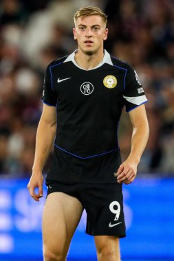 Chelsea 'den Liam Delap 22 Ağustos 2025' te Londra 'daki Londra Stadyumu' nda oynanan Premier League maçında West Ham United ve Chelsea maçına bakıyor.