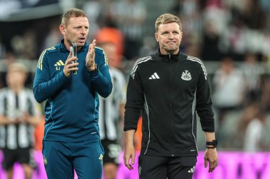 Newcastle United takımının teknik direktörü Eddie Howe ve Graeme Jones, Premier League maçından sonra St. James 's Park, Newcastle, İngiltere' de oynanan Liverpool maçında taraftarları alkışlıyor.
