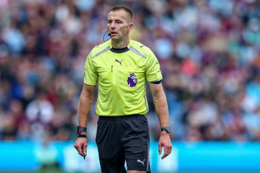 Michael Salisbury Maç Hakemi Premier Lig maçı sırasında Burnley, Sunderland 'a karşı Turf Moor, Burnley, İngiltere, 23 Ağustos 2025