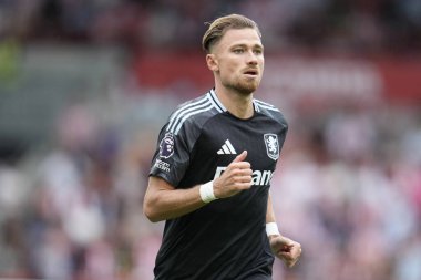 Aston Villa 'dan Matty Cash Premier Lig maçı sırasında Brentford, Aston Villa' ya karşı Gtech Community Stadyumu, Londra, 23 Ağustos 2025