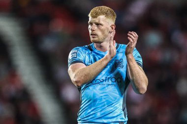 Hull FC 'den Harvey Barron, 22 Ağustos 2025' te St Helens - Hull FC arasındaki Betfred Süper Lig karşılaşmasında taraftarları alkışlıyor.