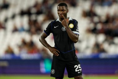 Chelsea 'den Moises Caicedo, 22 Ağustos 2025' te Londra 'daki Londra Stadyumu' nda oynanan Premier League maçında West Ham United ve Chelsea maçına bakıyor.