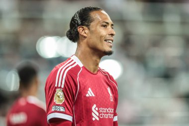 Liverpool 'dan Virgil van Dijk Premier Lig maçı sırasında St.James' s Park, Newcastle, İngiltere 'de Newcastle United' a karşı Newcastle, 25 Ağustos 2025
