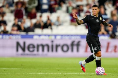 Chelsea 'den Enzo Fernandez Premier Lig maçında topla koşuyor. West Ham United, Chelsea' ye karşı Londra Stadyumu, 22 Ağustos 2025