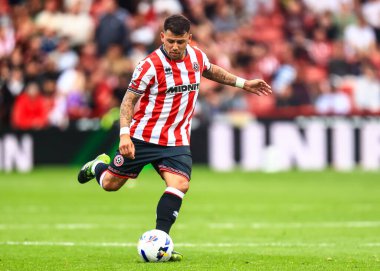 Sheffield United takımından Gustavo Hamer, Sheffield Lane, Sheffield, Birleşik Krallık 'ta oynanan ve Sheffield United' ın Millwall 'a karşı oynadığı maçta, 23 Ağustos 2025' te maç yapıyor.