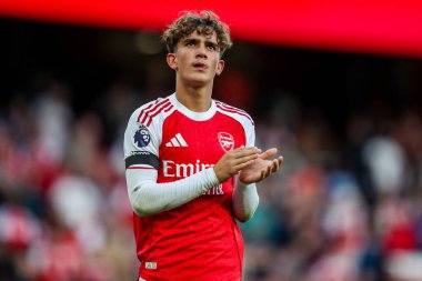 Arsenal 'den Max Robert Dowman, 23 Ağustos 2025' te İngiltere 'nin başkenti Londra' daki Emirates Stadyumu 'nda oynanan Premier League maçı sonrasında takımların kazandığı galibiyet sonrasında taraftarlarını kabul ediyor.