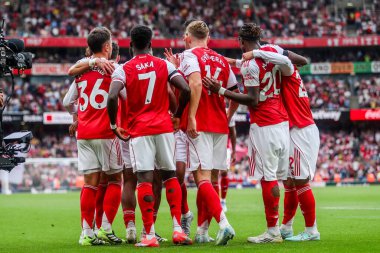 Arsenal 'den Bukayo Saka, 23 Ağustos 2025' te Emirates Stadyumu 'nda oynanan Premier Lig karşılaşmasında takım arkadaşlarıyla 2-0 öne geçerek golünü kutluyor.