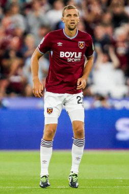 West Ham United takımından Tomas Soucek, 22 Ağustos 2025 'te Londra' daki Londra Stadyumu 'nda oynanan Premier League maçında West Ham United ve Chelsea maçını izliyor.