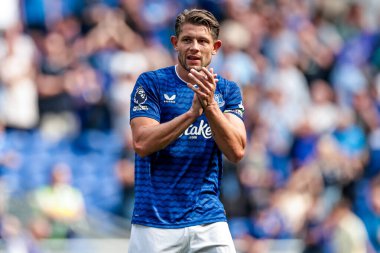 Everton 'dan James Tarkowski, 24 Ağustos 2025' te İngiltere 'nin Liverpool kentinde oynanan Premier Lig karşılaşmasında Everton, Brighton ve Hove Albion' a karşı kazandığı galibiyet sonrasında taraftarlarını kabul ediyor.