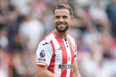 Brentford 'dan Jordan Henderson Premier League maçı sırasında Brentford, Aston Villa' ya karşı Gtech Community Stadyumu, Londra, 23 Ağustos 2025