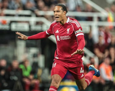 Liverpool 'dan Virgil van Dijk, Premier League maçı sırasında takımına talimat verir. Newcastle United, St.James' s Park, Newcastle 'da Liverpool' a karşı, 25 Ağustos 2025