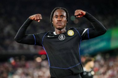 Chelsea 'li Trevoh Chalobah, 22 Ağustos 2025' te Londra 'daki Londra Stadyumu' nda oynanan Premier League maçında 1-5 'lik galibiyet golünü kutluyor.