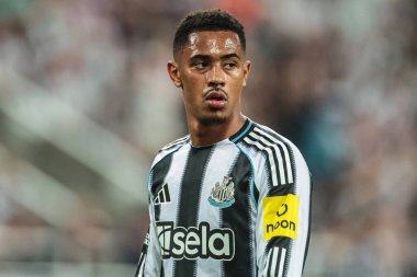 Newcastle United 'dan Jacob Ramsey Premier League maçı sırasında Newcastle United, Liverpool' a karşı St. James 's Park, Newcastle, İngiltere, 25 Ağustos 2025