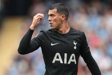 Tottenham Hotspur 'dan Pedro Porro, 23 Ağustos 2025 tarihinde Etihad Stadyumu' nda Manchester City ile Tottenham Hotspur arasında oynanan Premier League maçında seyrediyor.