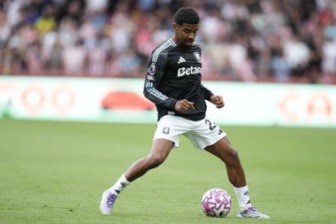 Aston Villa takımından Ian Maatsen Premier League maçında Brentford - Aston Villa maçı sırasında Gtech Community Stadyumu, Londra, 23 Ağustos 2025