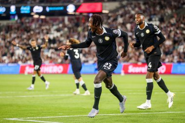 Chelsea 'li Trevoh Chalobah, 22 Ağustos 2025' te Londra 'daki Londra Stadyumu' nda oynanan Premier League maçında 1-5 'lik galibiyet golünü kutluyor.