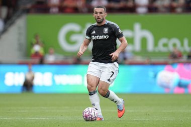 Aston Villa takımından JohnMcGinn Premier Lig maçında Brentford Aston Villa 'ya karşı Gtech Community Stadyumu, Londra, 23 Ağustos 2025