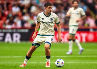 Millwall 'dan Camiel Neghli 23 Ağustos 2025' te Bramall Lane, Sheffield, İngiltere 'de Sheffield United ve Millwall arasındaki Gökyüzü İddia Şampiyonası maçında topun üzerinde.