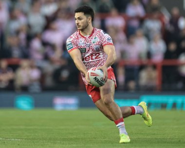 Leigh Leopards takımından Ben McNamara, 22 Ağustos 2025 'te Leigh Spor Köyü, Leigh, İngiltere' de oynanan Betfred Süper Lig 23. Raundda Leigh Leopards - Salford Red Devils maçında topa vuruyor.