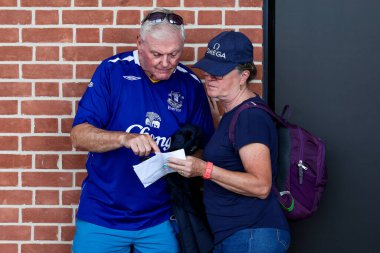 24 Ağustos 2025 'te İngiltere' nin Liverpool şehrindeki Hill Dickinson Stadyumu 'nda oynanan Premier League karşılaşması öncesinde taraftarlar Everton ve Hove Albion maçına geldiler.