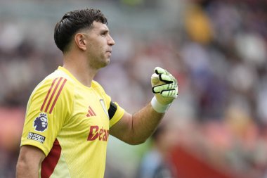 Aston Villa 'dan Emiliano Martnez Premier Lig karşılaşmasında Brentford, Aston Villa' ya karşı Gtech Community Stadyumu, Londra, 23 Ağustos 2025