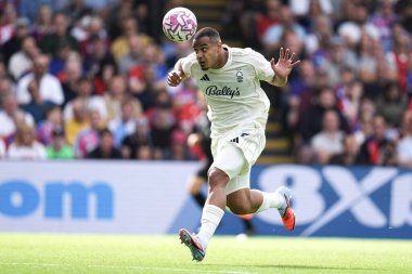 Nottingham Ormanı 'ndan Murillo Premier Lig maçı sırasında Nottingham Ormanı' ndan Matz Sels 'e top attı. Kristal Saray, Nottingham Ormanı' na karşı Selhurst Park, Londra, Birleşik Krallık, 24 Ağustos 2025