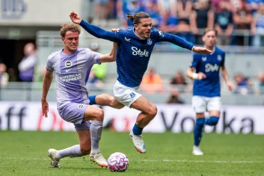 Everton 'dan Jack Grealish, İngiltere' nin Liverpool şehrinde 24 Ağustos 2025 tarihinde oynanan Premier Lig karşılaşmasında Brighton & Hove Albion takımından Mats Wieffer 'a karşı oynamıştır.