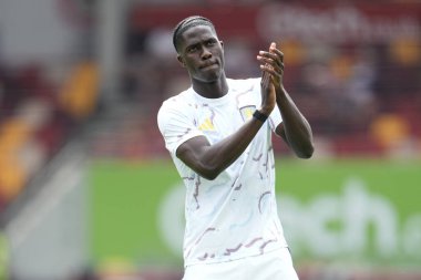 Aston Villa 'dan Amadou Onana Premier Lig karşılaşması öncesinde Brentford, Aston Villa' ya karşı Gtech Community Stadyumu, Londra, 23 Ağustos 2025