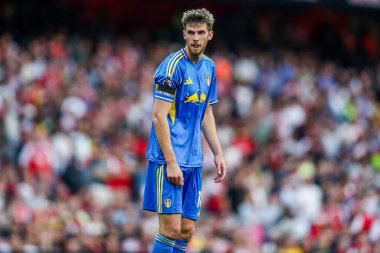 Leeds United takımından Anton Stach, 23 Ağustos 2025 'te İngiltere' nin başkenti Londra 'daki Emirates Stadyumu' nda oynanan Premier League maçında Arsenal - Leeds United maçını izliyor.