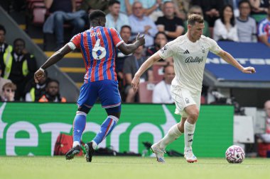 Nottingham Ormanı 'ndan Chris Wood Premier Lig maçı sırasında İngiltere' nin Selhurst Park kentinde oynanan Crystal Palace - Nottingham Forest maçında topun üstündeydi.